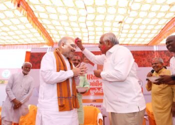 મુખ્યમંત્રી ભૂપેન્દ્ર પટેલ અને કેન્દ્રીય ગૃહમંત્રી અમિત શાહે ગાંધીનગરમાં કાર્યકરોની સાથે કરી હોળીની ઉજવણી