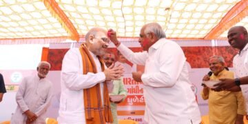 મુખ્યમંત્રી ભૂપેન્દ્ર પટેલ અને કેન્દ્રીય ગૃહમંત્રી અમિત શાહે ગાંધીનગરમાં કાર્યકરોની સાથે કરી હોળીની ઉજવણી