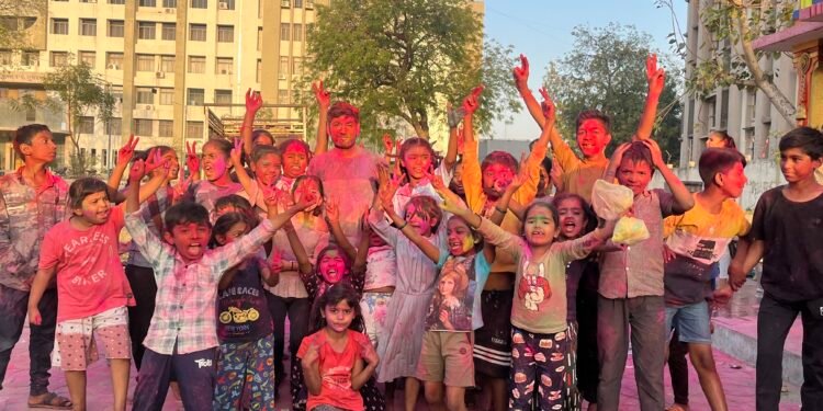 સ્મિત ફાઉન્ડેશન થકી નાના બાળકોના ચહેરા પર સ્મિત : હોળી પર્વની ધામ ધૂમ થી ઉજવણી