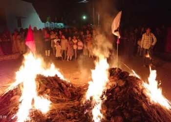 થરાદના રાજપૂતવાસમાં આજે પણ જોની પરંપરા મુજબ છાણાની હોળીનું દહન