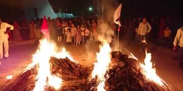 થરાદના રાજપૂતવાસમાં આજે પણ જોની પરંપરા મુજબ છાણાની હોળીનું દહન