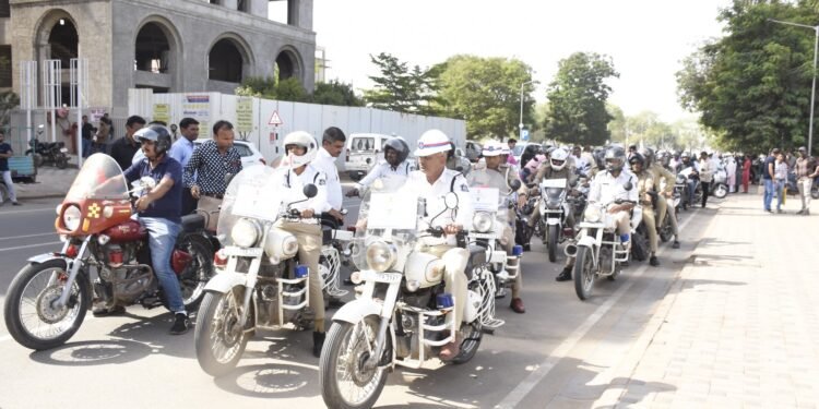 ગાંધીનગર ખાતે મતદાન જાગૃત્તિ અર્થે બાઇક રેલી યોજાઇ