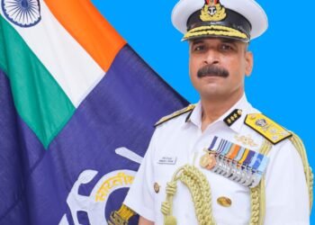 કોસ્ટ ગાર્ડ કમાન્ડર (વેસ્ટર્ન સીબોર્ડ) તરીકેનો ચાર્જ સંભાળતા એમ.વી. પાઠક, પીટીએમ, ટીએમએ