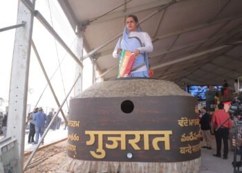 “સ્વતંત્રતા કા મંત્ર : વંદે માતરમ”ના કેન્દ્રવર્તી વિષયને અનુલક્ષીને નવી દિલ્હીના કર્તવ્યપથ પર પ્રજાસ…