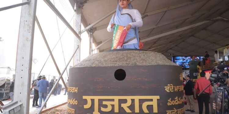 “સ્વતંત્રતા કા મંત્ર : વંદે માતરમ”ના કેન્દ્રવર્તી વિષયને અનુલક્ષીને નવી દિલ્હીના કર્તવ્યપથ પર પ્રજાસ…