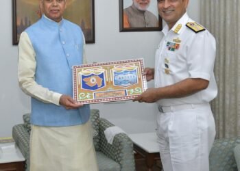 લોકભવનમાં રાજ્યપાલ આચાર્ય દેવવ્રતજી સાથે શુભેચ્છા મુલાકાત કરતા રિયર એડમિરલ શ્રીતનુ ગુરુ