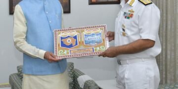 લોકભવનમાં રાજ્યપાલ આચાર્ય દેવવ્રતજી સાથે શુભેચ્છા મુલાકાત કરતા રિયર એડમિરલ શ્રીતનુ ગુરુ