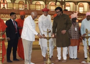 અડાલજમાં યોજાયેલા વિશાળ સમૈયા મહોત્સવ ખાતે શિક્ષાપત્રીના ૨૦૦ વર્ષ પૂર્ણ થયાનાં અવસરે ઉપસ્થિત રહેતા મ…