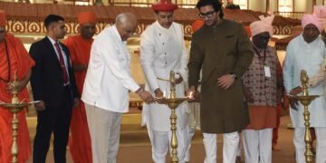 અડાલજમાં યોજાયેલા વિશાળ સમૈયા મહોત્સવ ખાતે શિક્ષાપત્રીના ૨૦૦ વર્ષ પૂર્ણ થયાનાં અવસરે ઉપસ્થિત રહેતા મ…