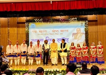 રાજ ભવન ગાંધીનગરમાં રાજ્યપાલની ઉપસ્થિતિમાં કીર્તિદેવસિંહ ગોહિલનું સન્માન, સંસ્કાર ગ્રુપની વિશેષ પ્રસ…