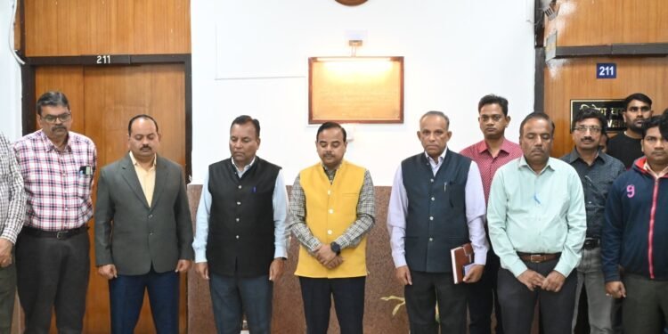 ભાવનગર રેલવે મંડળ પર શહીદ દિવસના અવસરે બે મિનિટનું મૌન રાખીને વીર શહીદોને શ્રદ્ધાંજલિ અર્પણ કરવામાં …