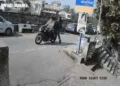 VIDEO | અમદાવાદ: ખોખરામાં ધોળા દિવસે મહિલાના ગળામાંથી ચેઈન સ્નેચિંગ, સીસીટીવીમાં કેદ થઈ ચોરની કરતૂત …