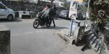 VIDEO | અમદાવાદ: ખોખરામાં ધોળા દિવસે મહિલાના ગળામાંથી ચેઈન સ્નેચિંગ, સીસીટીવીમાં કેદ થઈ ચોરની કરતૂત …