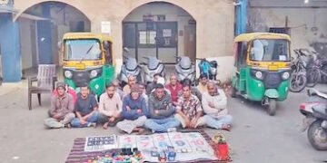 નડિયાદના ફૈઝાન પાર્ક વિસ્તારમાંથી જુગાર રમતા 19 ઝડપાયા, 6 ફરાર | 19 arrested for gambling in Faizan …