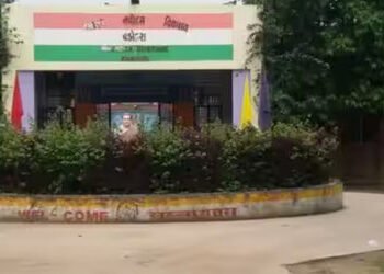 જવાહર નવોદય સ્કૂલનો શિક્ષક ભરબપોરે દારૃ પીધેલો ઝડપાયો | drunker teacher from navoday school caught