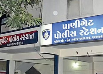 વીજ કનેક્શન કાપી નાખતા ગ્રાહક ચપ્પુ લઈને વીજ કંપનીની ઓફિસે ઘસી ગયો | Consumer breaks into power comp…