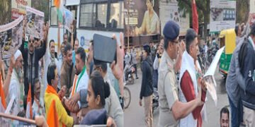 જામનગરના લાલ બંગલા સર્કલમાં કોંગ્રેસ દ્વારા ઉત્તરપ્રદેશના માધ મેળા સાધુ સંતોના અપમાનના સંદર્ભમાં રસ્…