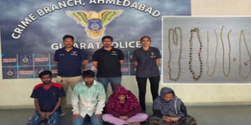 ભીડવાળા સ્થળોનો લાભ ઉઠાવી ચેઈન સ્નેચિંગ-ચોરી કરતી ગેંગનો પર્દાફાશ, 2 મહિલા સહિત 4ની ધરપકડ | Ahmedaba…