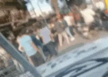 અમદાવાદ: ‘અહીં કેમ બેઠા છો?’ કહીને બજરંગ દળના કાર્યકરોએ બે યુવકોને જાહેરમાં માર માર્યો, સામસામે પોલી…