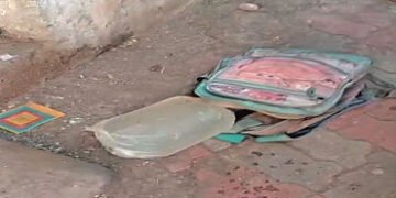 સરા ગામમાં બાળકોની સ્કૂલ બેગમાંથી દેશી દારૃની પોટલીઓ મળી | Country liquor packets found in children’…