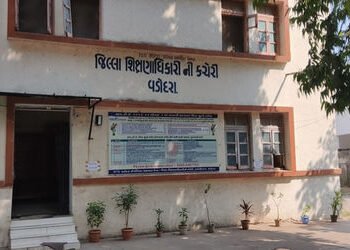 ભાયલીની ઈરા ઈન્ટરનેશનલ સ્કૂલને ૩૦,૦૦૦નો દંડ ફટકાર્યો | deo vadodara fined era international school o…