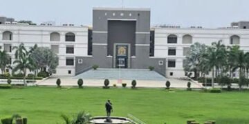 ગુજરાત હાઈકોર્ટનું કડક અવલોકન: ત્રાસ આપતા પતિની સજા માફ, આશરો ન આપનાર માતા-પિતા ગુનાને પાત્ર | Haras…