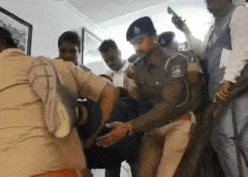 વડોદરા પાલિકાના લાઇવ કોન્સર્ટમાં કૌભાંડનો AAPનો આરોપ, પોલીસે કાર્યકરોને ટિંગાટોળી કરી વાનમાં બેસાડ્ય…