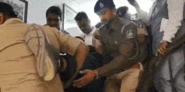 વડોદરા પાલિકાના લાઇવ કોન્સર્ટમાં કૌભાંડનો AAPનો આરોપ, પોલીસે કાર્યકરોને ટિંગાટોળી કરી વાનમાં બેસાડ્ય…