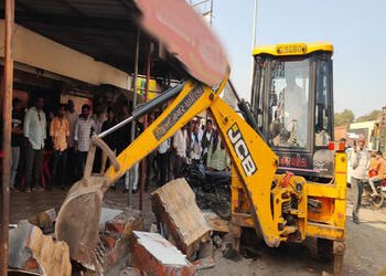 હળવદમાં ટ્રાફિકને અડચણરૃપ દબાણો પર જેસીબી ફેરવી દેવાયું
