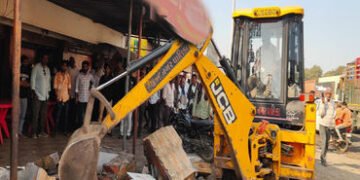 હળવદમાં ટ્રાફિકને અડચણરૃપ દબાણો પર જેસીબી ફેરવી દેવાયું