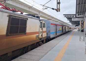 પશ્ચિમ રેલવેના વડોદરા વિભાગમાં પ્રતાપનગર–જોબટ અને આણંદ–ગોધરા સેકશનમાં ટ્રેનોની ગતિમાં વધારો કરાયો | …