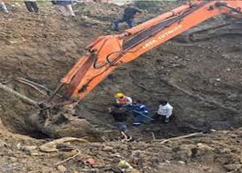 વડોદરાના અટલાદરામાં ગટર લાઇનની કામગીરી દરમિયાન જેસીબીનો ભાગ વાગી જતા ગેસ લાઇનમાં ભંગાણ | Gas line ru…