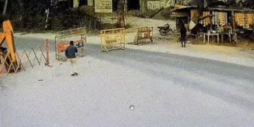 VIDEO | છોટા ઉદેપુર: પાવી જેતપુરમાં બેરિકેડ તોડી દારૂ ભરેલી કાર ભગાડનારો બુટલેગર આખરે ઝડપાયો, જુઓ CC…