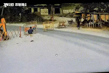 VIDEO | છોટા ઉદેપુર: પાવી જેતપુરમાં બેરિકેડ તોડી દારૂ ભરેલી કાર ભગાડનારો બુટલેગર આખરે ઝડપાયો, જુઓ CC…