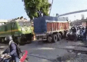 VIDEO: ફાટક પર ‘પહેલા હું’ની લ્હાયમાં દુર્ઘટના! ટ્રેને ટ્રકને ફંગોળી, જરાક માટે બચ્યો અનેક મુસાફરોનો…
