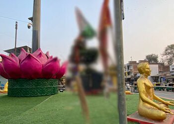 અમદાવાદ: ભાજપના ધારાસભ્યની ઓફિસ પાસે જ રાષ્ટ્રધ્વજનું અપમાન! દારૂની બોટલો અને ઝાડુ લટકાવતા ખળભળાટ | …