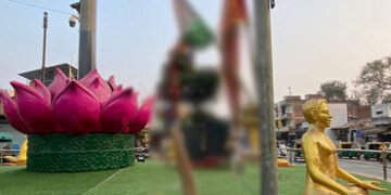 અમદાવાદ: ભાજપના ધારાસભ્યની ઓફિસ પાસે જ રાષ્ટ્રધ્વજનું અપમાન! દારૂની બોટલો અને ઝાડુ લટકાવતા ખળભળાટ | …