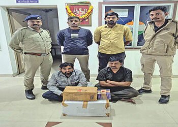 ગેરેજમાંથી નશાકારક કફ સિરપની 107 બોટલો ઝડપાઇ | 107 bottles of intoxicating cough syrup seized from g…