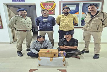 ગેરેજમાંથી નશાકારક કફ સિરપની 107 બોટલો ઝડપાઇ | 107 bottles of intoxicating cough syrup seized from g…