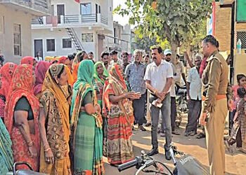 વઢવાણમાં દારૃ, માદક પદાર્થોેના વેચાણ સામે સ્થાનિકોનો પોલીસ મથકે હોબાળો | Locals protest at police st…