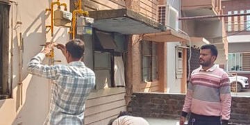 નવાપુરામાં ગેસ બિલ બાકીદારો પર વીજીએલની કાર્યવાહી | VGL takes action against gas bill defaulters in …