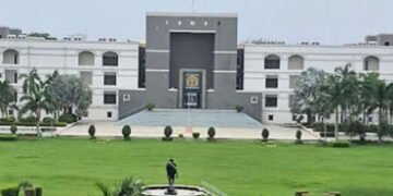 ગુજરાત હાઈકોર્ટની સત્તાવાર ભાષા અંગ્રેજી, ગુજરાતીમાં દલીલો નહીં ચાલે, અરજી ફગાવાઈ | gujarat high cou…