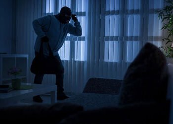 દુકાન માલિકના ઘરેથી રોકડા 1 લાખ તથા સાડા સાત તોલા દાગીનાની ચોરી : નોકર પર શંકા | Rs 1 lakh cash and …