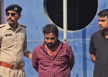 અમદાવાદના વટવામાં કરુણ ઘટના: વિવાહિત પ્રેમીના ત્રાસથી કંટાળી યુવતીનો ગળે ફાંસો ખાઈ આપઘાત | Police Ar…