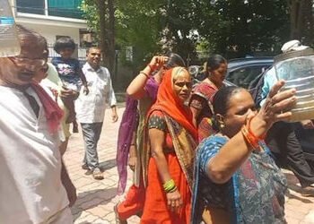 વડોદરાના વોર્ડ નંબર 2માં ઇન્દોર જેવી પરિસ્થિતિ થવાનો ભય : છ મહિનાથી ગંદુ કાળું પાણી આવતા લોકોનો હોબા…