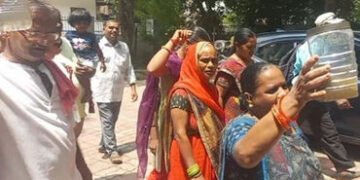 વડોદરાના વોર્ડ નંબર 2માં ઇન્દોર જેવી પરિસ્થિતિ થવાનો ભય : છ મહિનાથી ગંદુ કાળું પાણી આવતા લોકોનો હોબા…