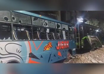 યુવક પર જીવલેણ હુમલા બાદ ઉજ્જૈનમાં હિંસા ભડકી, અનેક ઘરો પર પથ્થરમારો; બસમાં આગચંપી | ujjain clash be…