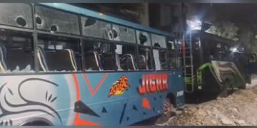 યુવક પર જીવલેણ હુમલા બાદ ઉજ્જૈનમાં હિંસા ભડકી, અનેક ઘરો પર પથ્થરમારો; બસમાં આગચંપી | ujjain clash be…