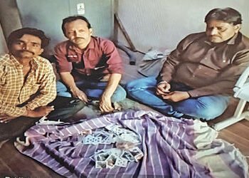 પાટડીના ખારાઘોડામાં જુગાર રમતા 3 શખ્સ ઝડપાયા | 3 people caught gambling in Kharaghoda Patdi