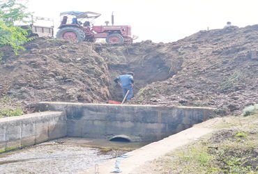 અમદાવાદને પીવાનું પાણી પૂરું પાડતી શેઢી નહેરમાં ઠાસરા પાસે મોટું ગાબડું | A large gap near Thasra in…